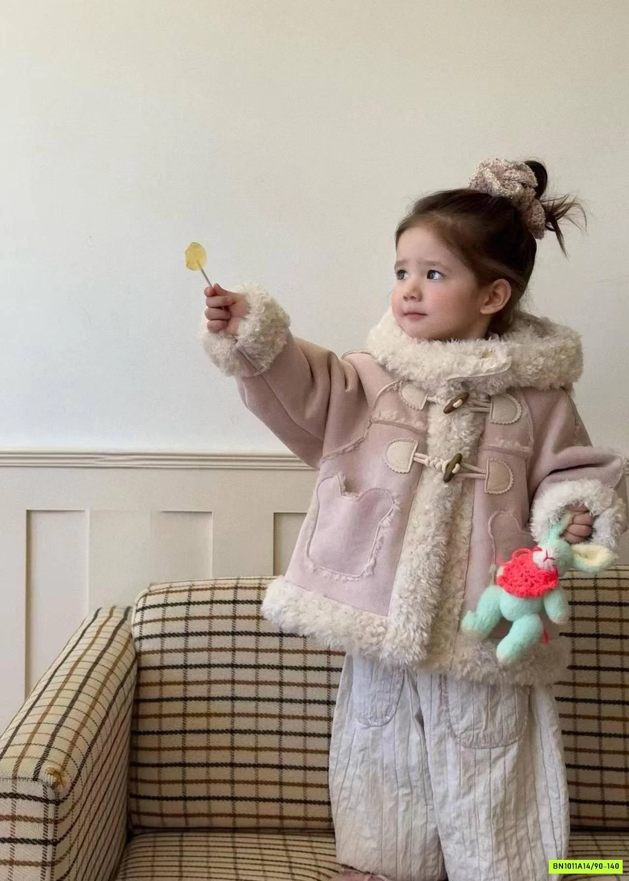 KHOÁC DA LỘN HỒNG CÚC GỖ