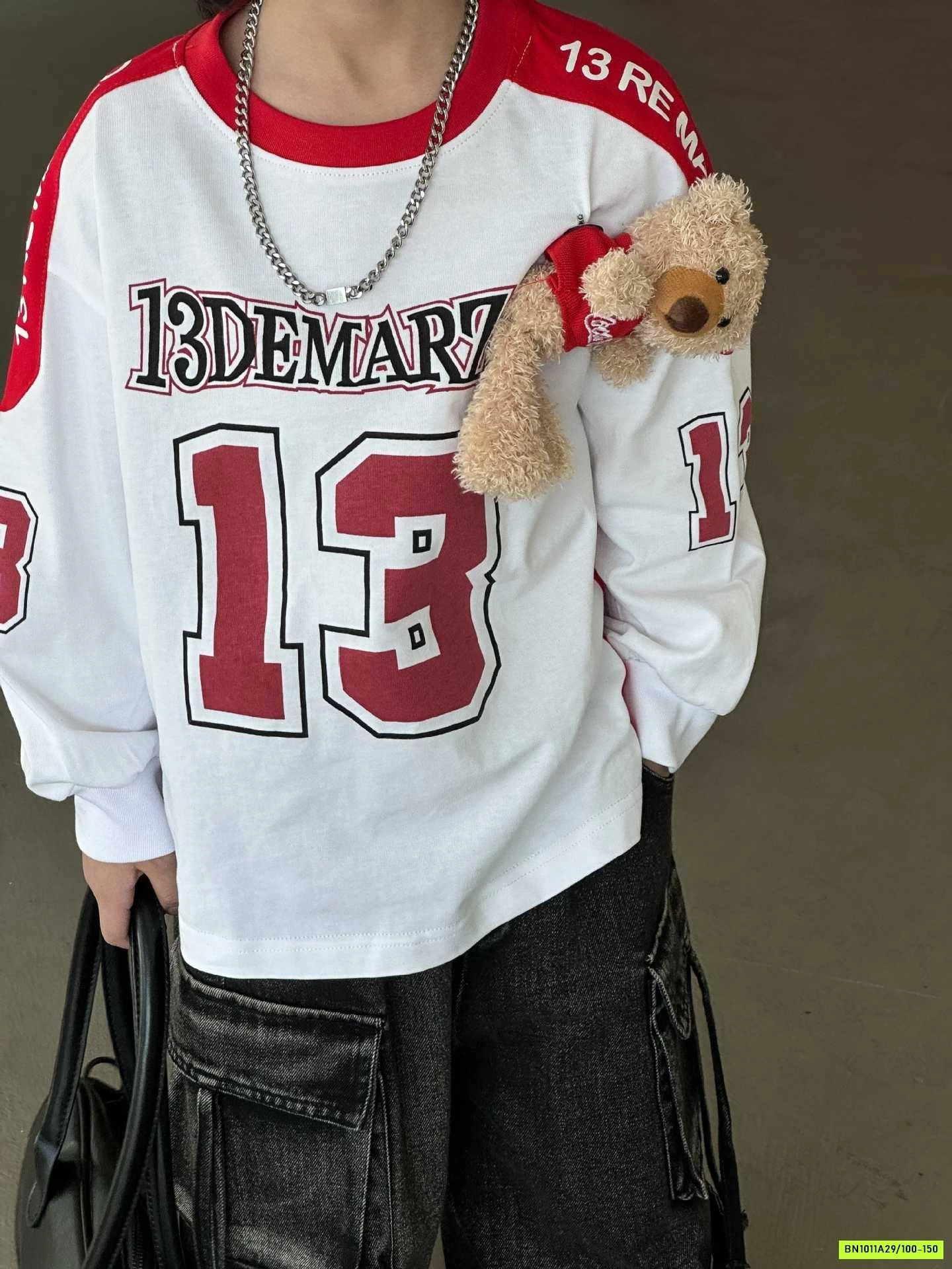 ÁO THUN PHỐI ĐỎ SỐ 13 GẮN GẤU