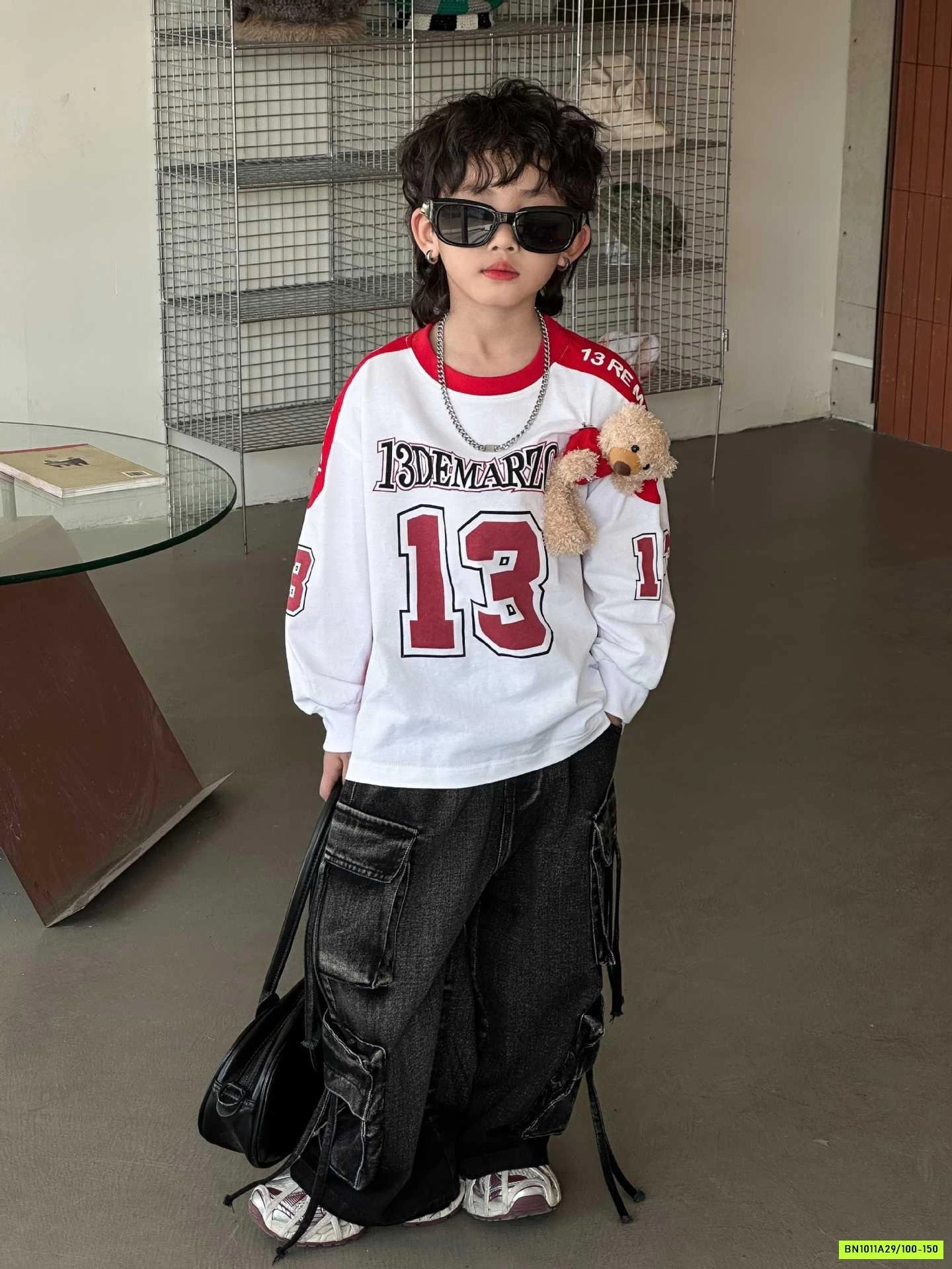 ÁO THUN PHỐI ĐỎ SỐ 13 GẮN GẤU