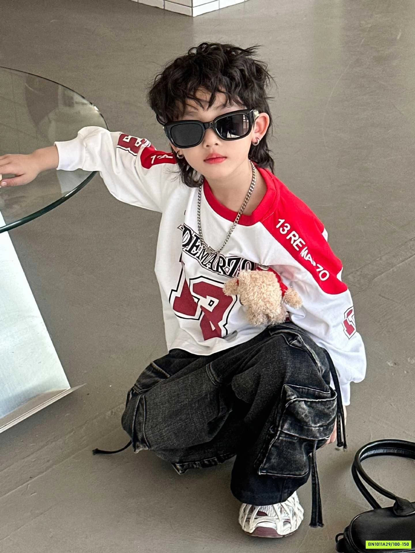 ÁO THUN PHỐI ĐỎ SỐ 13 GẮN GẤU