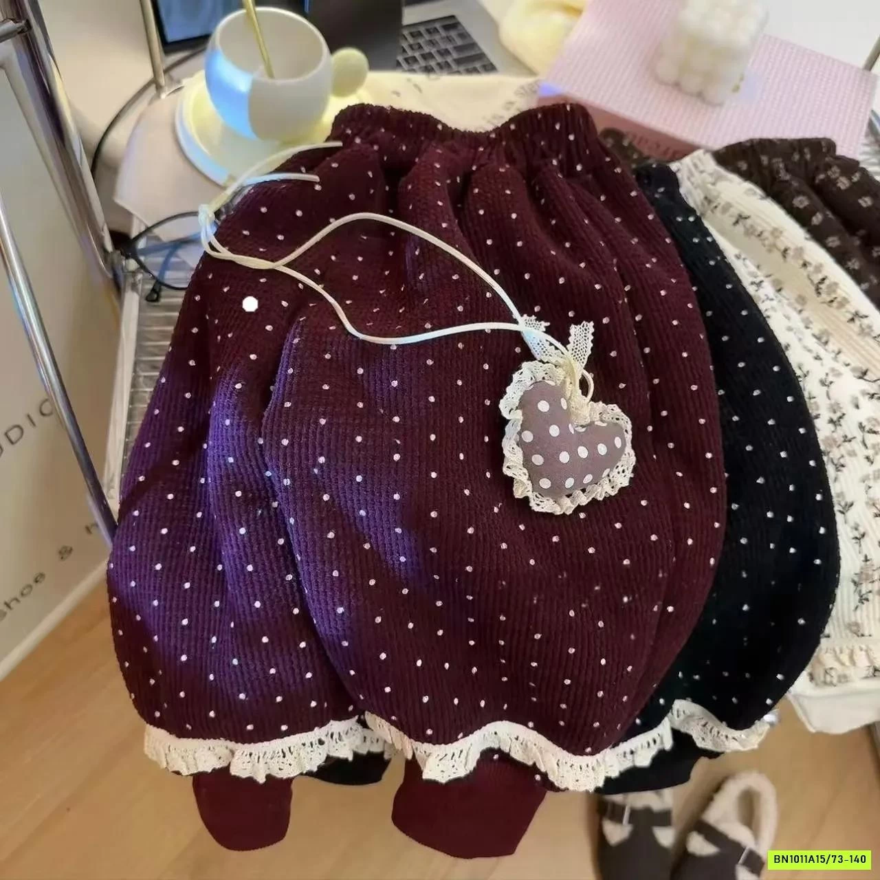 QUẦN BOM NHUNG HOA NHÍ LÓT LÔNG CỪU