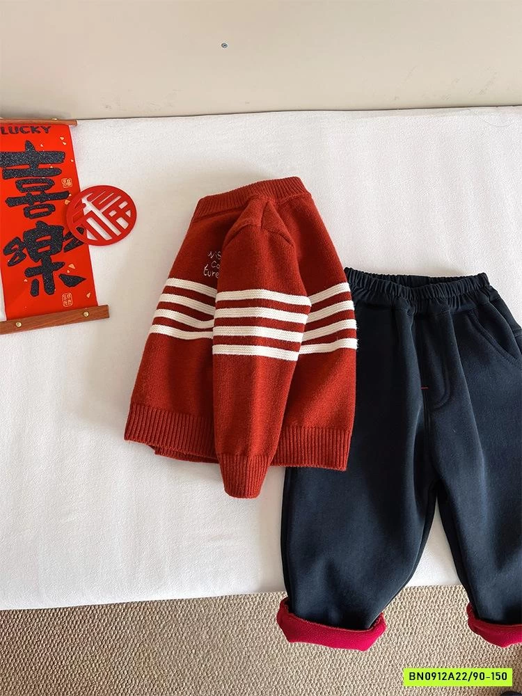 KHOÁC LEN ĐỎ PHỐI KẺ TRẮNG