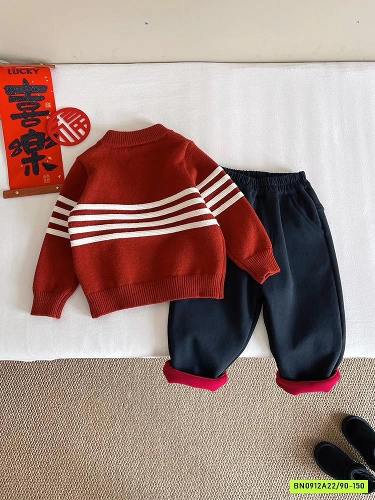 KHOÁC LEN ĐỎ PHỐI KẺ TRẮNG