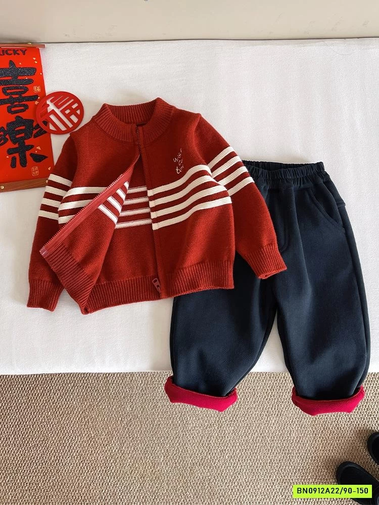 KHOÁC LEN ĐỎ PHỐI KẺ TRẮNG