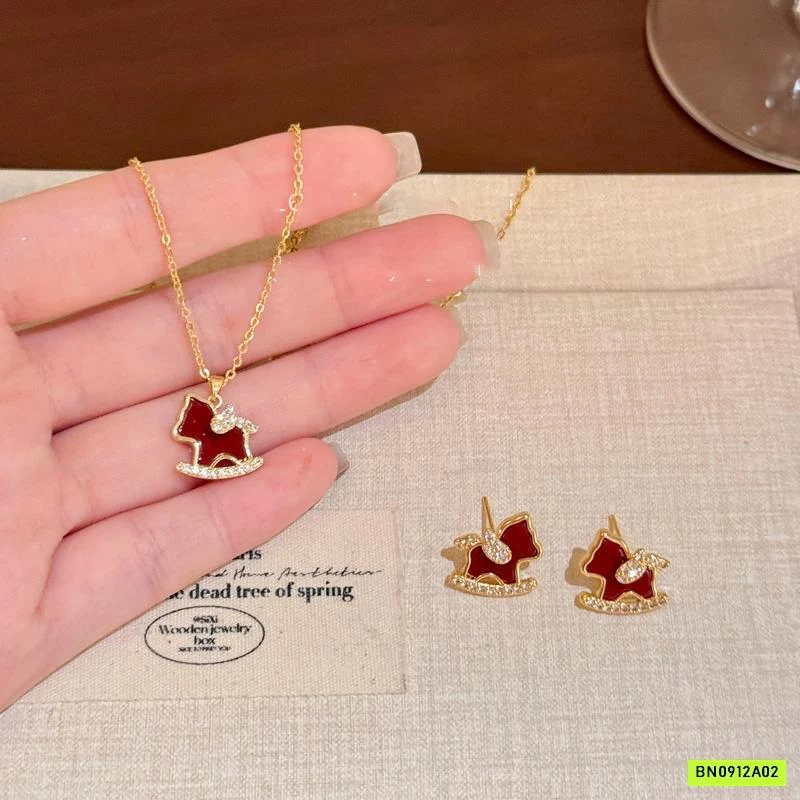 BỘ HOA TAI + VÒNG CỔ NGỰA ĐỎ