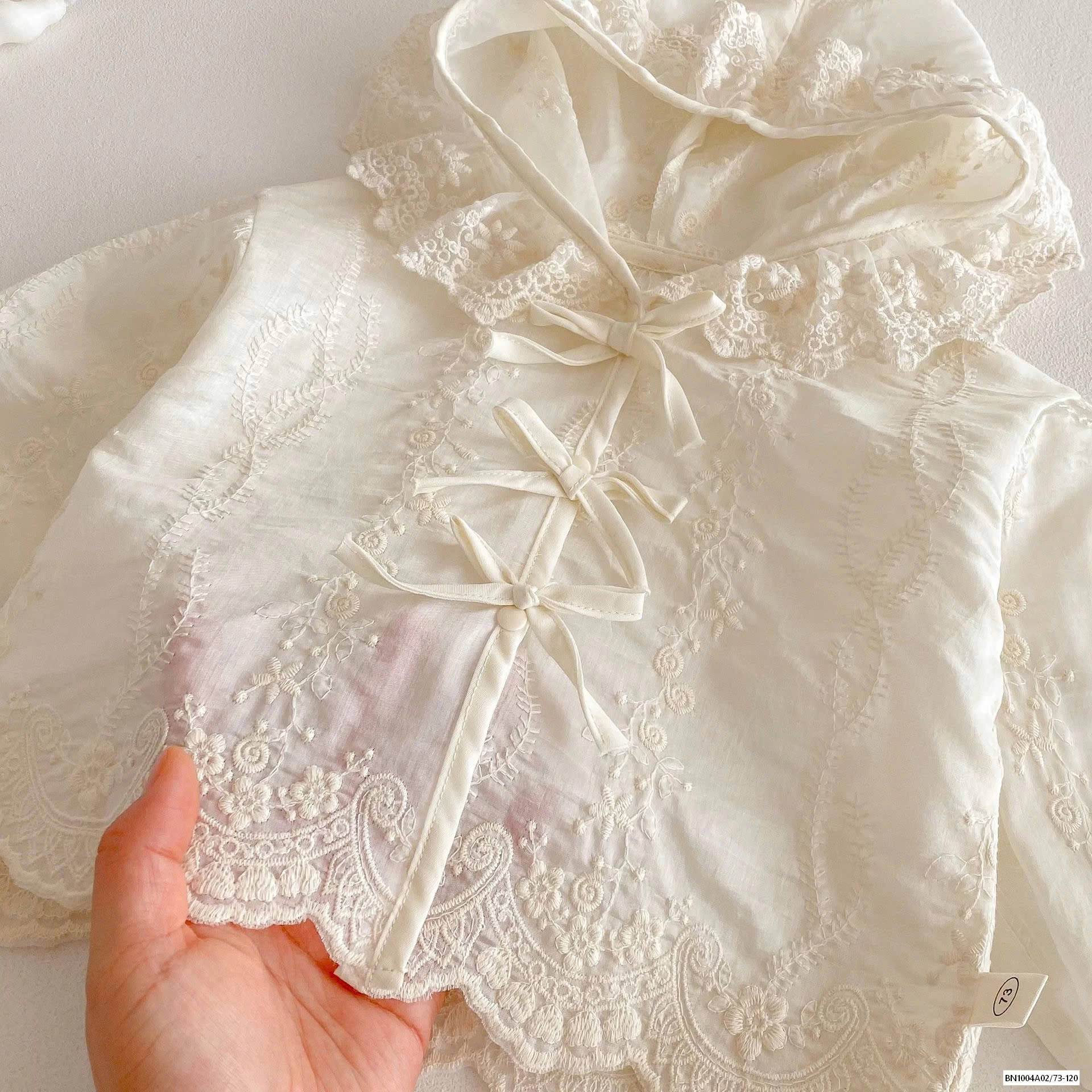 KHOÁC NẮNG THÊU VIỀN REN BÁNH BÈO