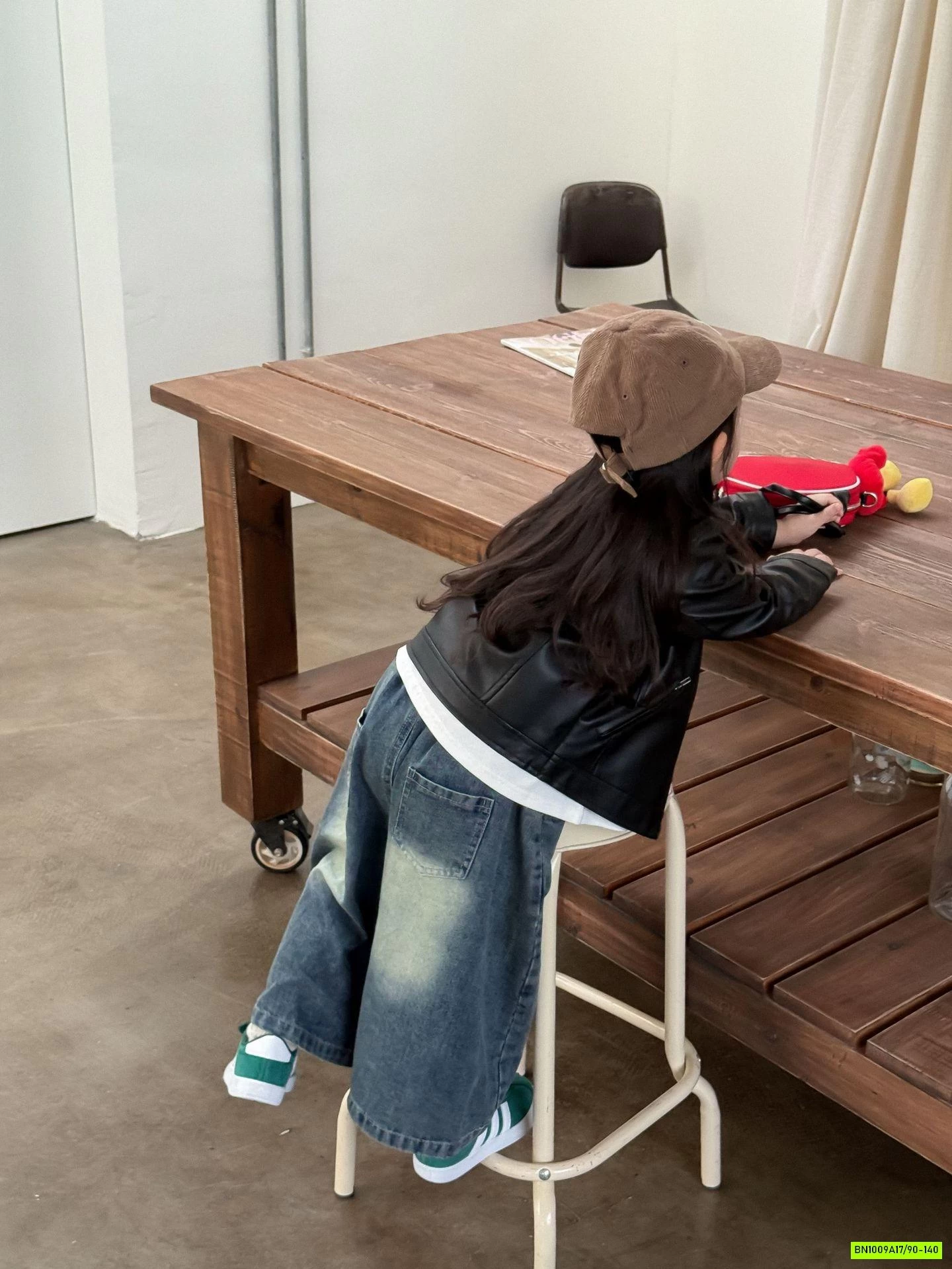 KHOÁC DA KHÓA CHÉO MIX JEANS ỐNG RỘNG