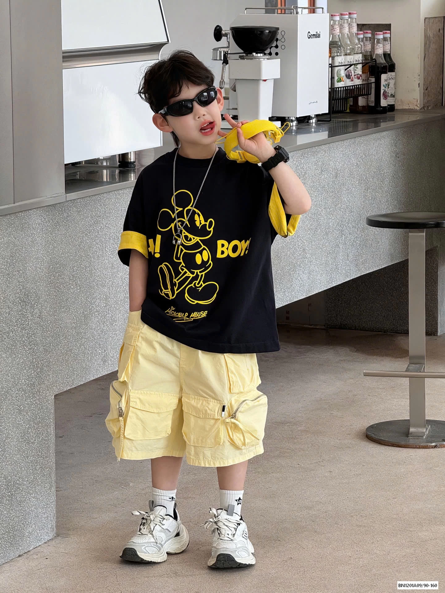 ÁO MICKEY ĐEN MIX SHORT VÀNG TAIRU