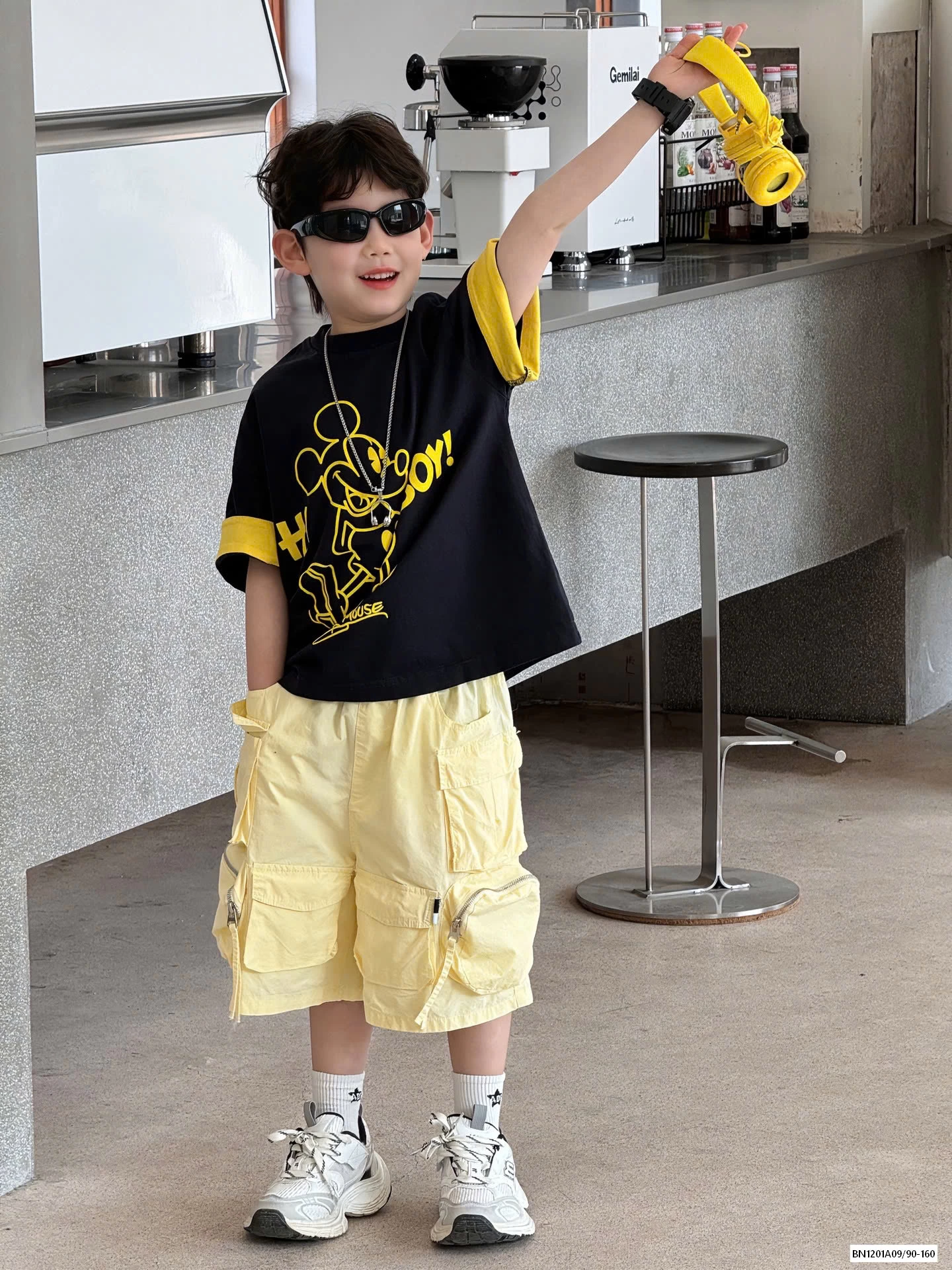 ÁO MICKEY ĐEN MIX SHORT VÀNG TAIRU