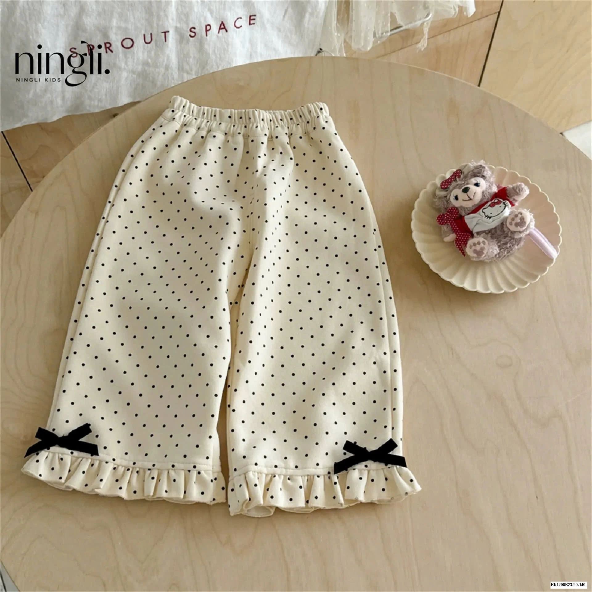 QUẦN CHẤM BI VIỀN BÈO NƠ CHO BÉ GÁI