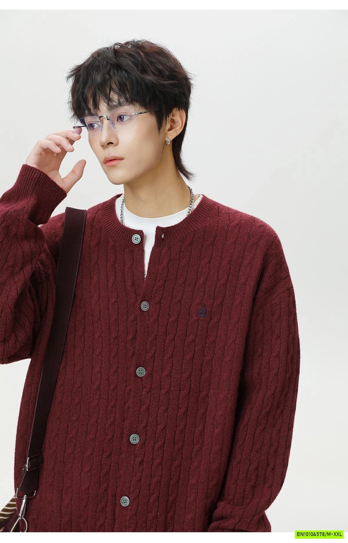 KHOÁC LEN VẶN THỪNG THÊU LOGO