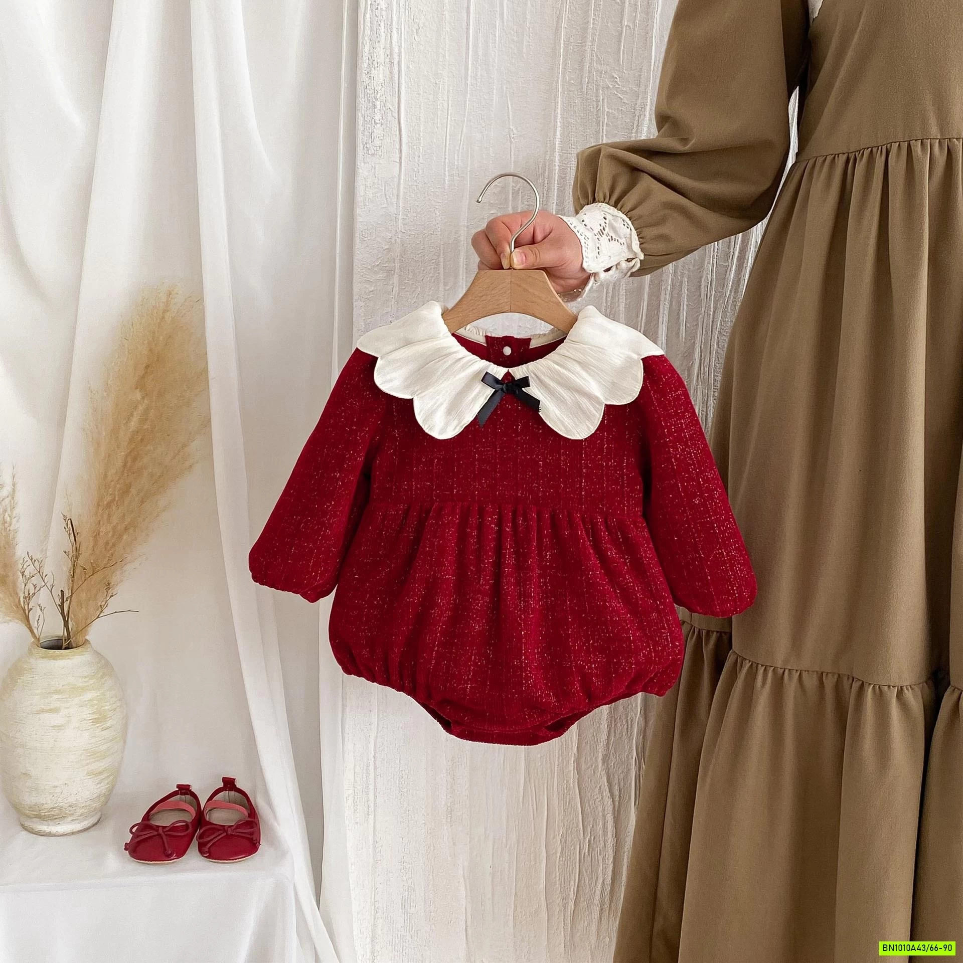 BODY NỈ ĐỎ BLING CỔ CÁNH HOA