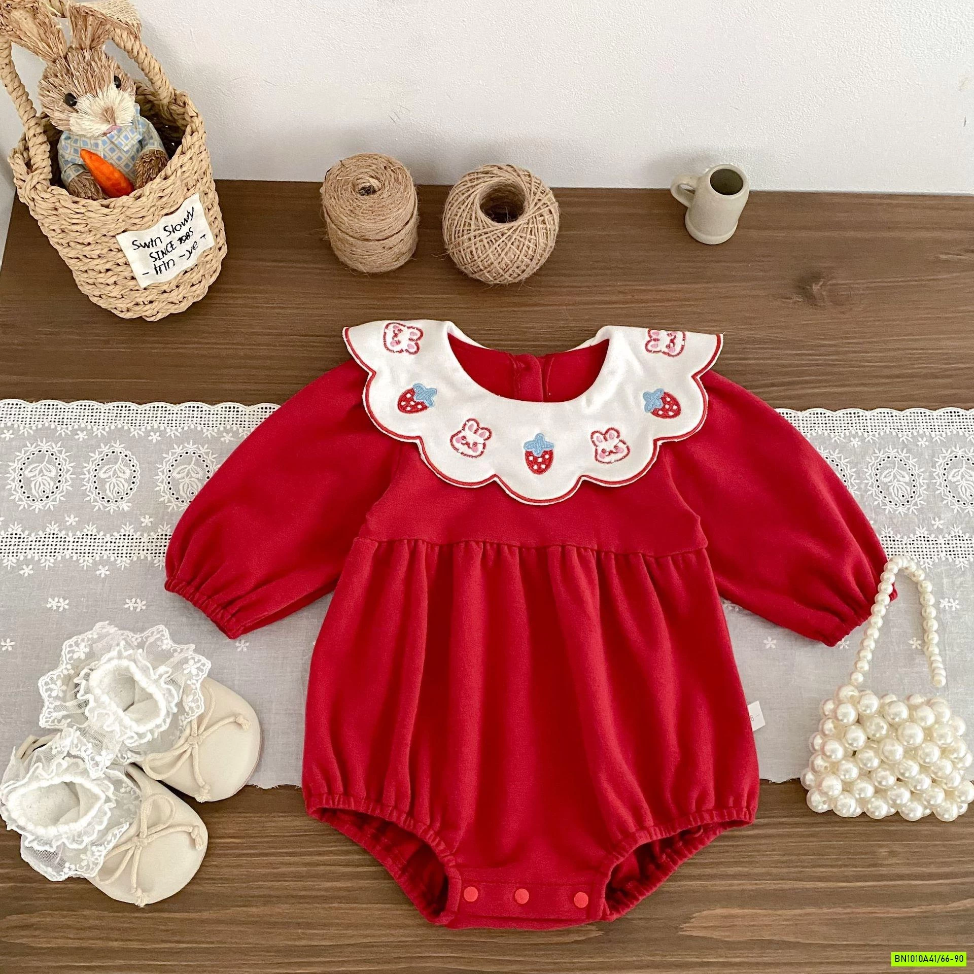 BODY NỈ ĐỎ CỔ THÊU DÂU THỎ