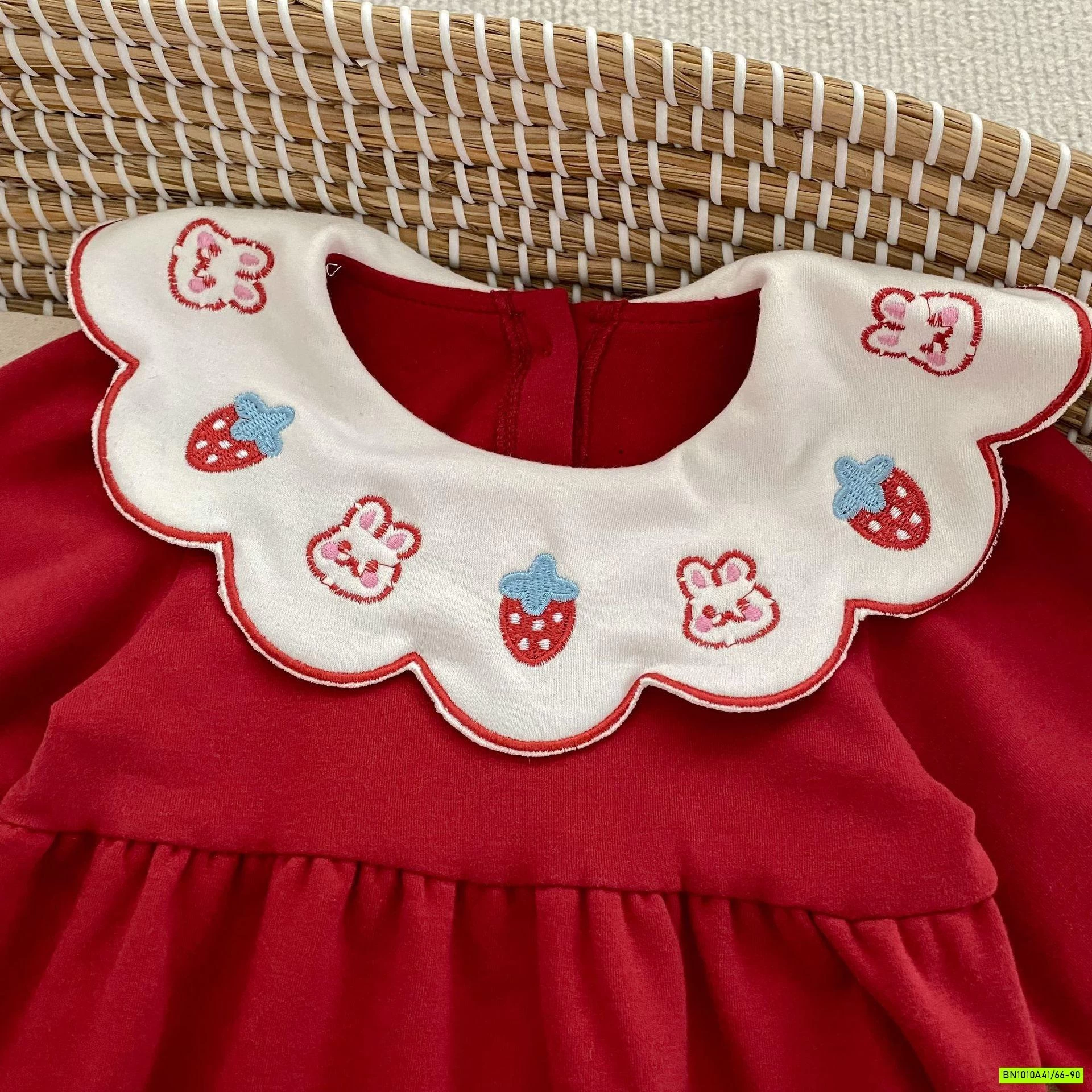 BODY NỈ ĐỎ CỔ THÊU DÂU THỎ