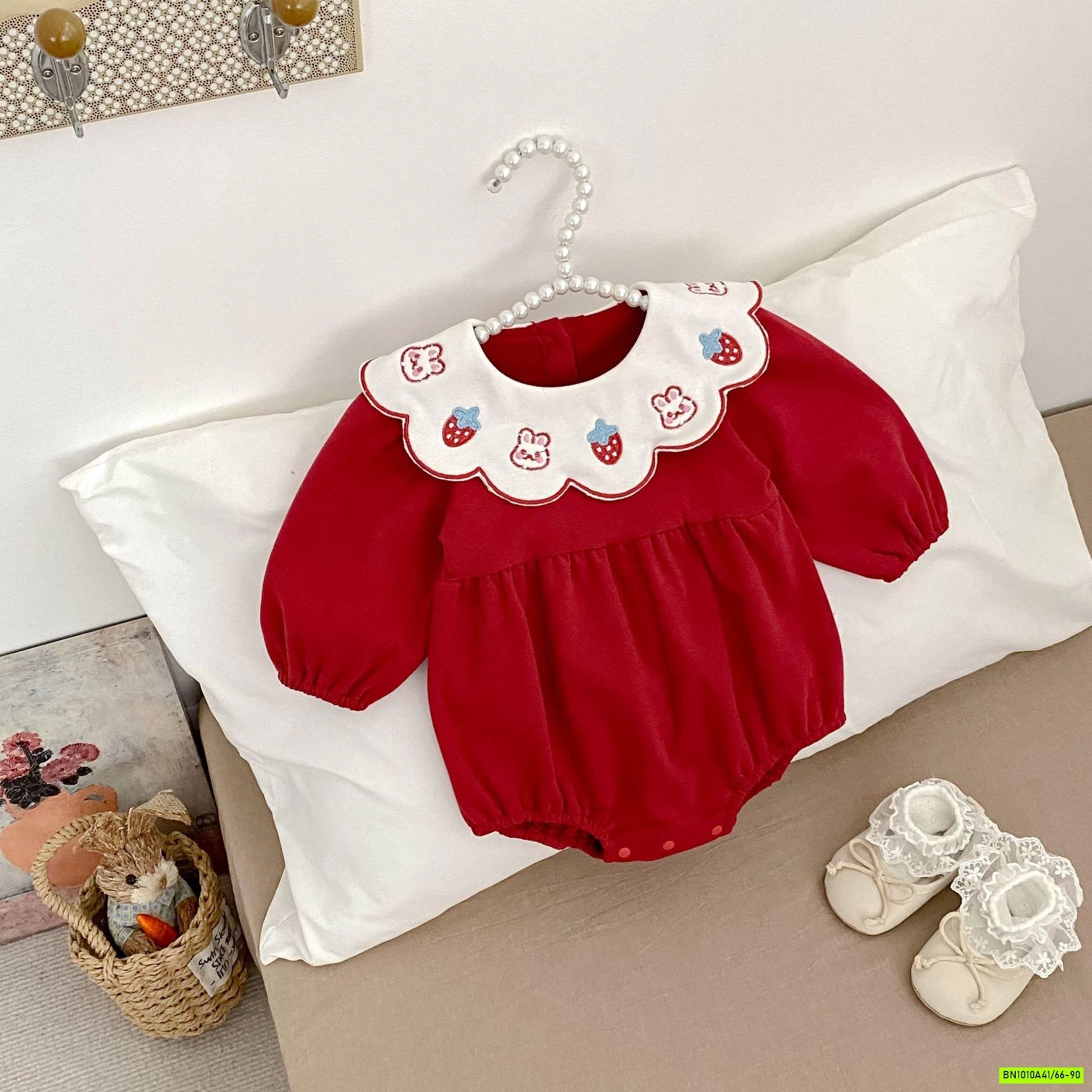 BODY NỈ ĐỎ CỔ THÊU DÂU THỎ