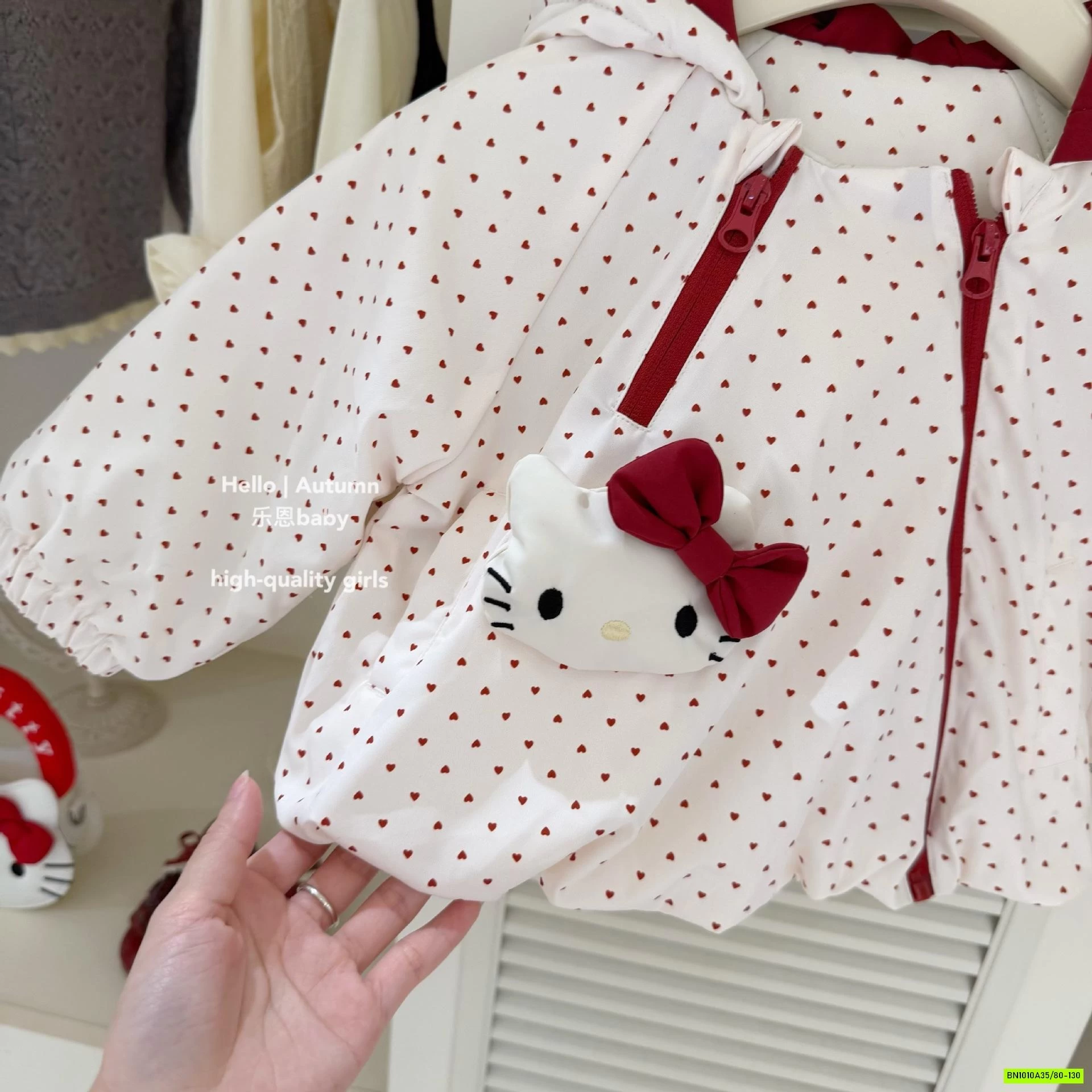 KHOÁC GIÓ TRẦN BÔNG KITTY CHẤM BI ĐỎ