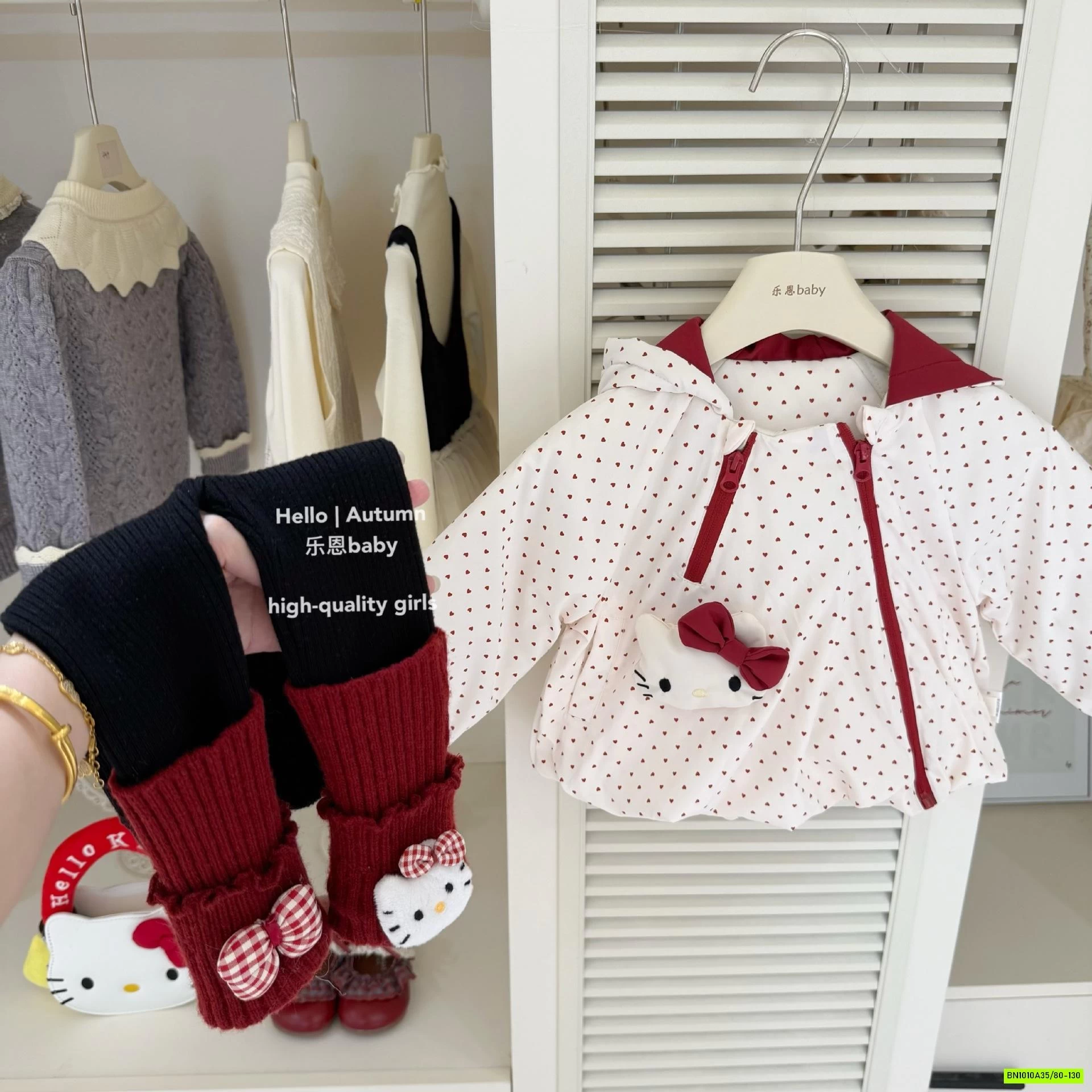 KHOÁC GIÓ TRẦN BÔNG KITTY CHẤM BI ĐỎ