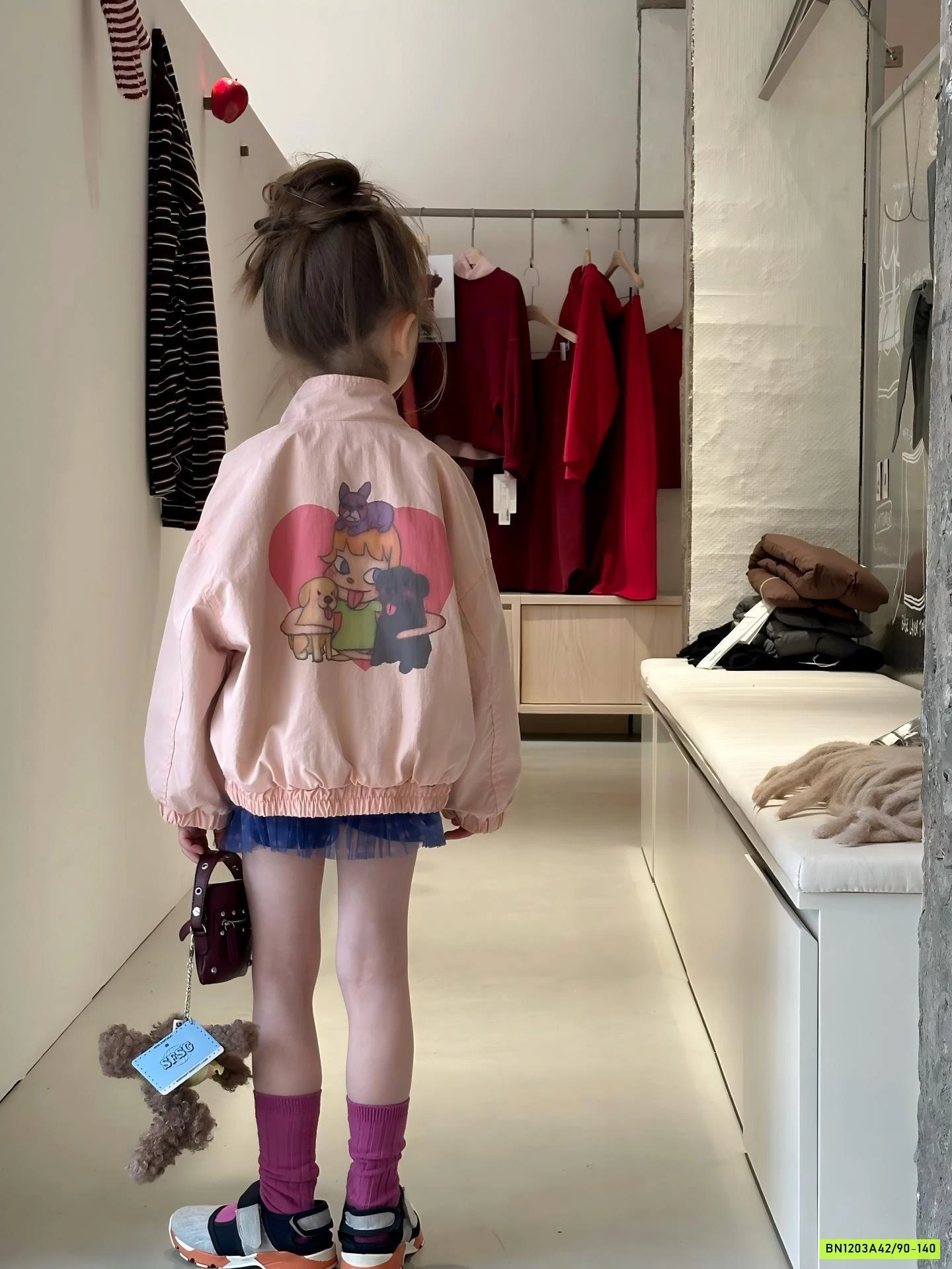 KHOÁC GIÓ HỒNG IN HÌNH DỄ THƯƠNG