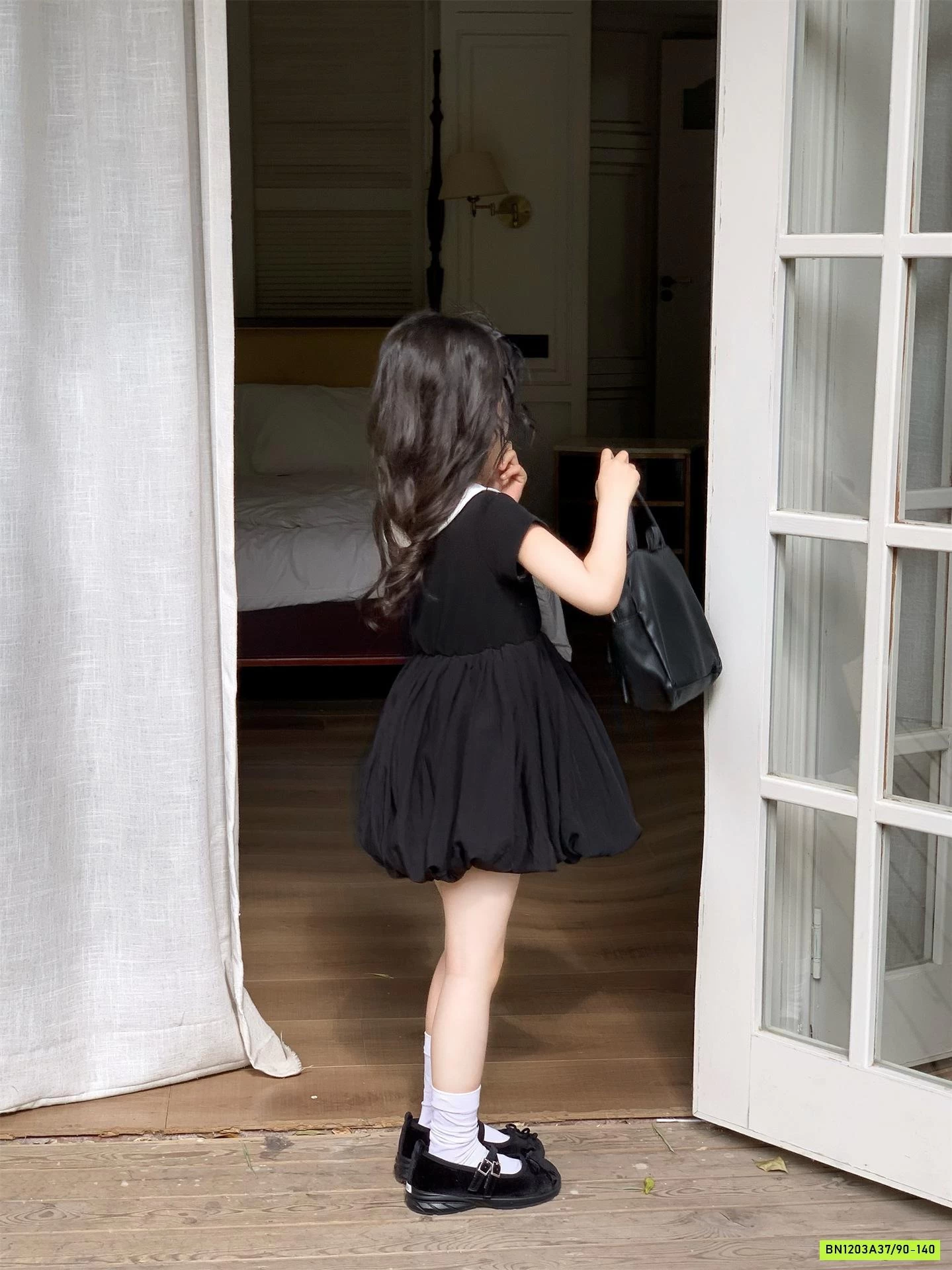 ĐẦM BÍ ĐEN CỔ TRẮNG