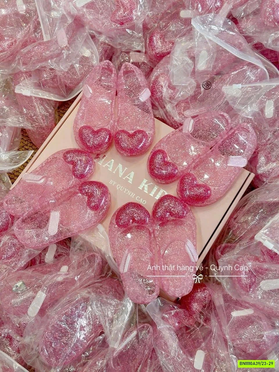GIÀY NHỰA THƠM TRÁI TIM HỒNG