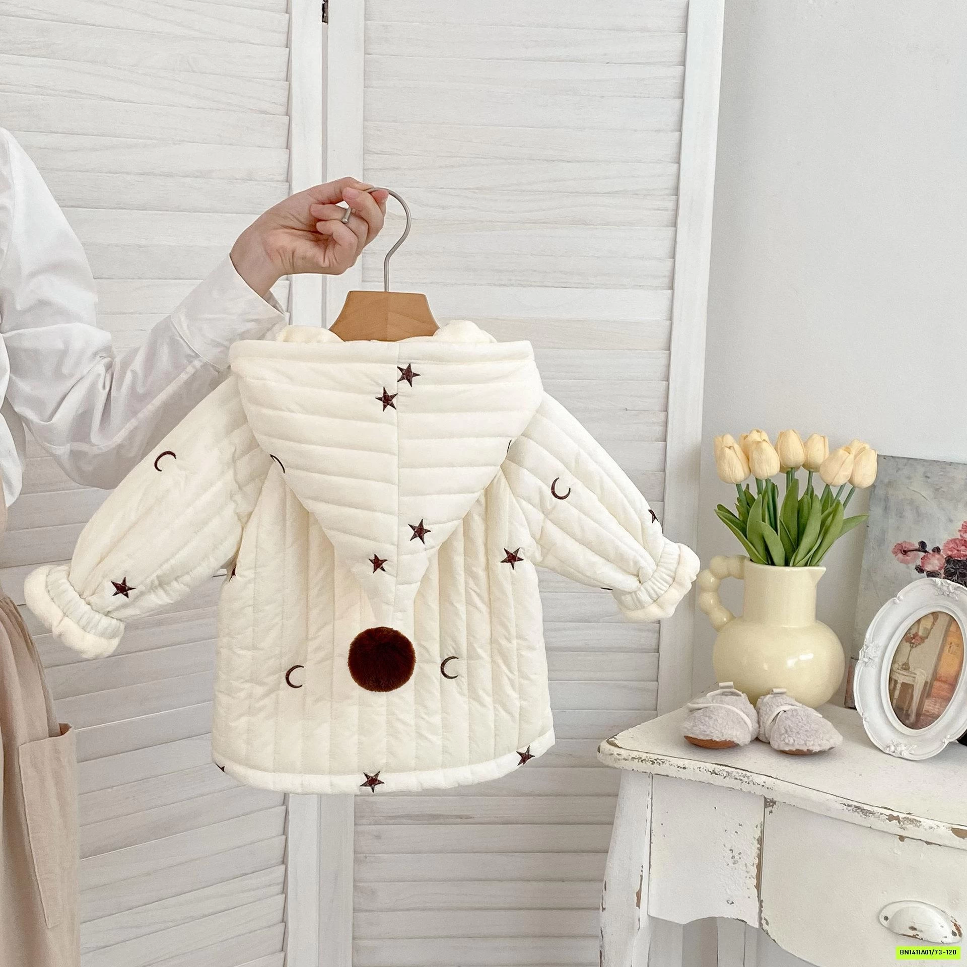 KHOÁC PHAO LÓT NHUNG MŨ GẮN BÔNG