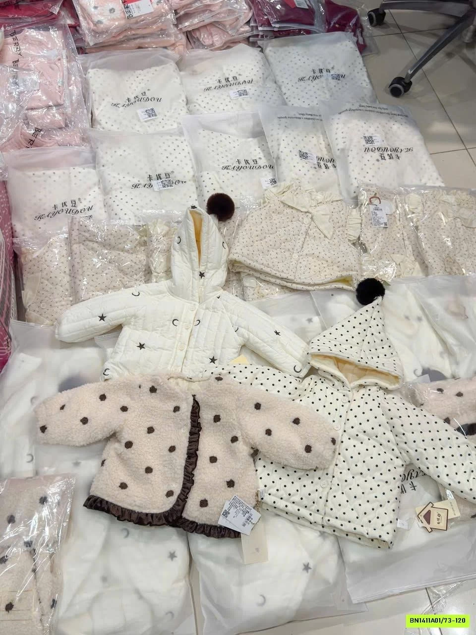 KHOÁC PHAO LÓT NHUNG MŨ GẮN BÔNG