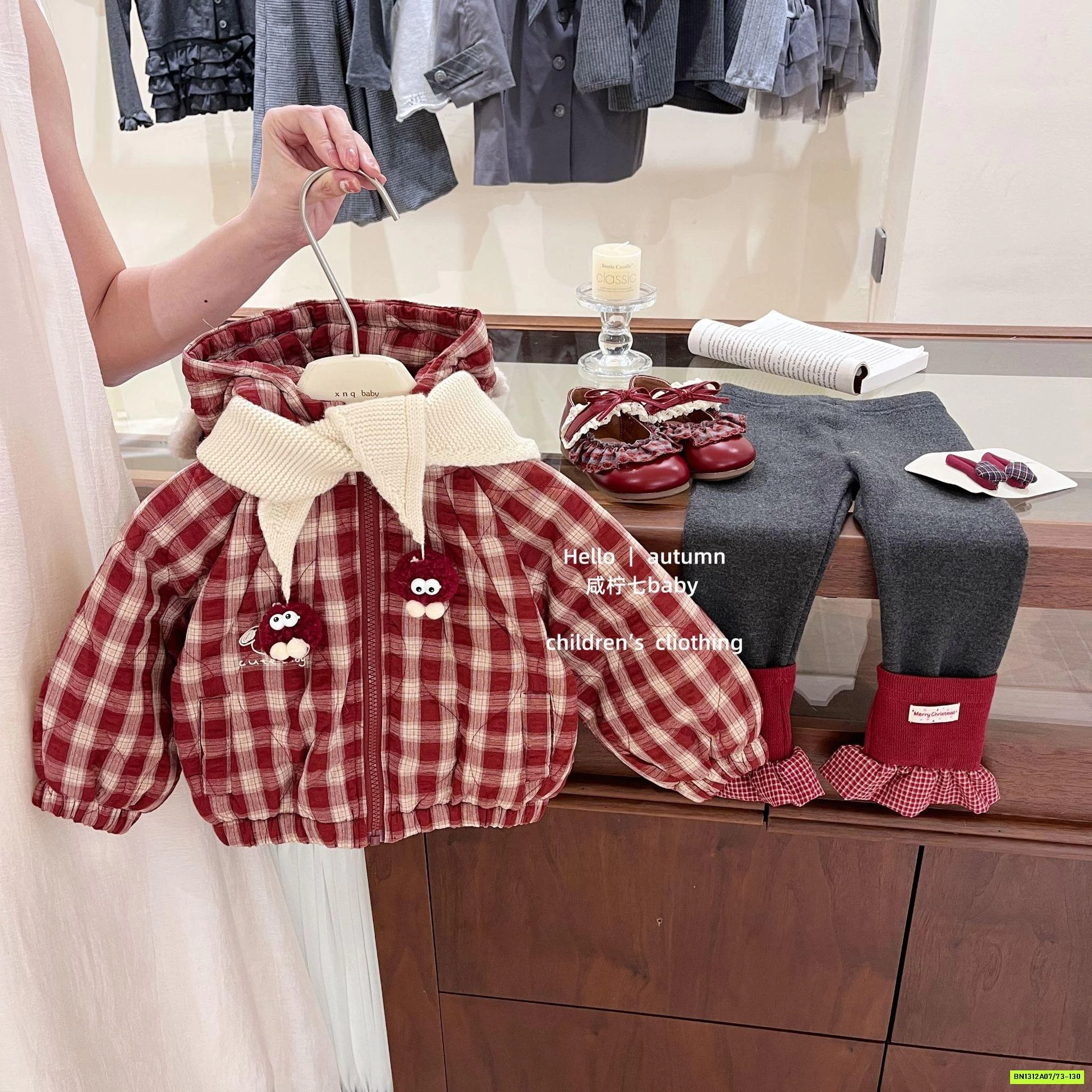 KHOÁC PHAO CARO ĐỎ MIX LEGGING