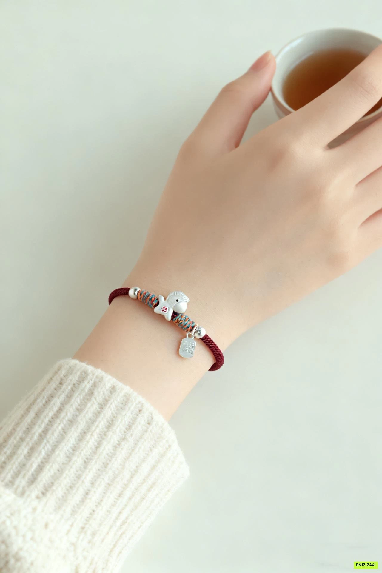 VÒNG TAY CHỈ ĐỎ MAY MẮN