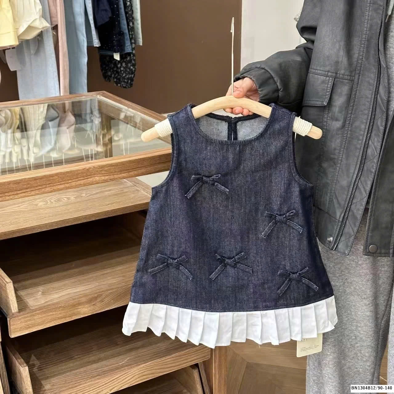 VÁY DENIM NƠ SÁT NÁCH PHỐI XẾP LY BG