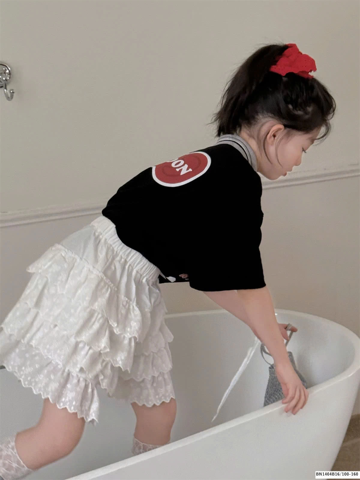 CHÂN VÁY TRẮNG REN TẦNG THÊU NƠ