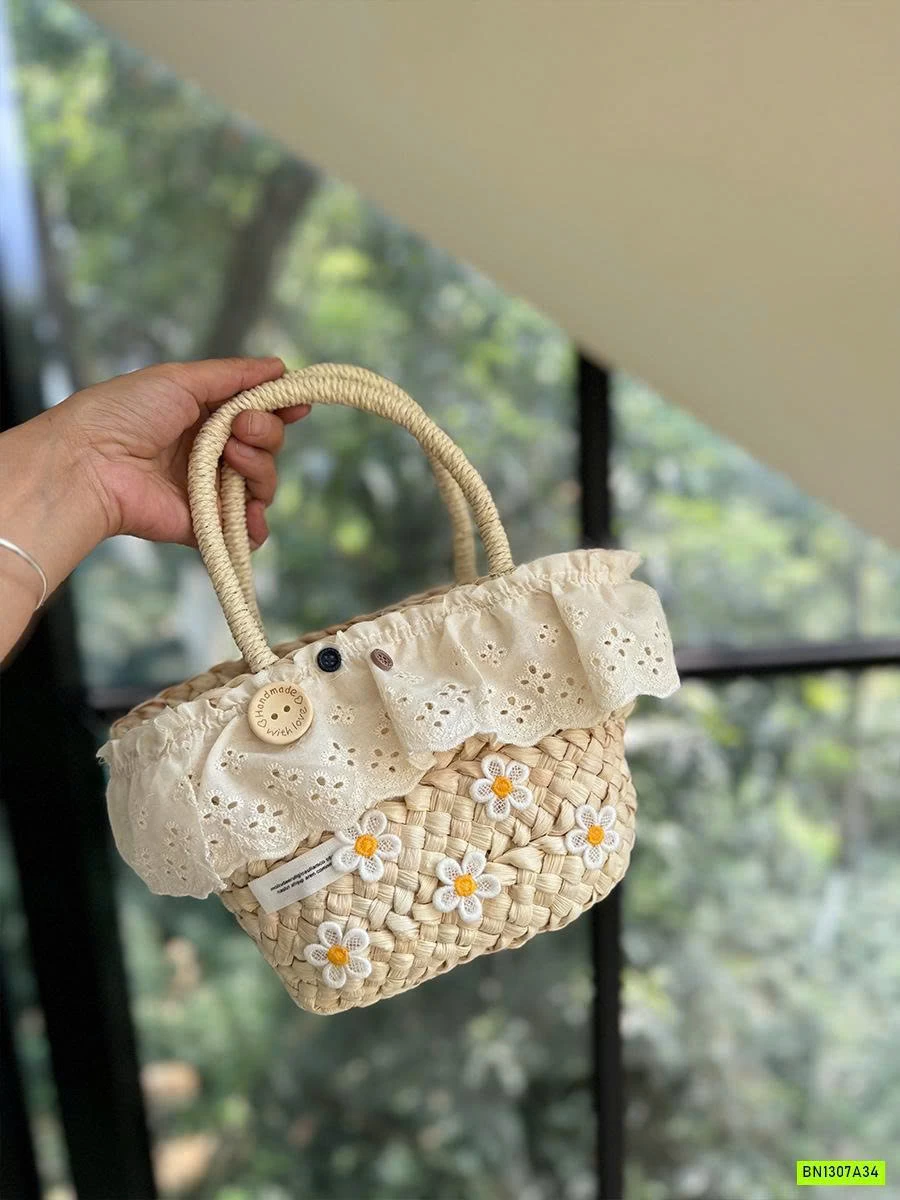 GIỎ CÓI GẮN HOA