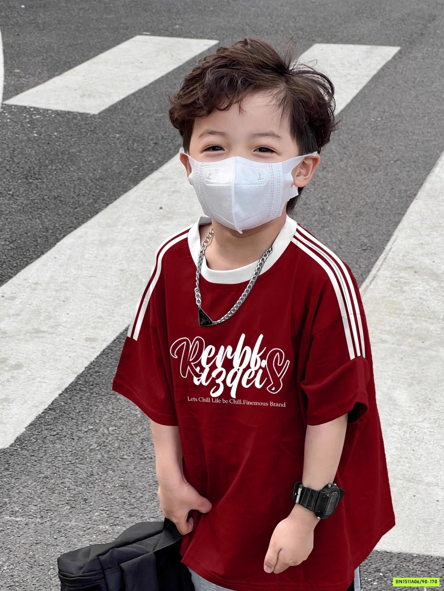 ÁO THUN ĐỎ IN CHỮ SỌC VAI