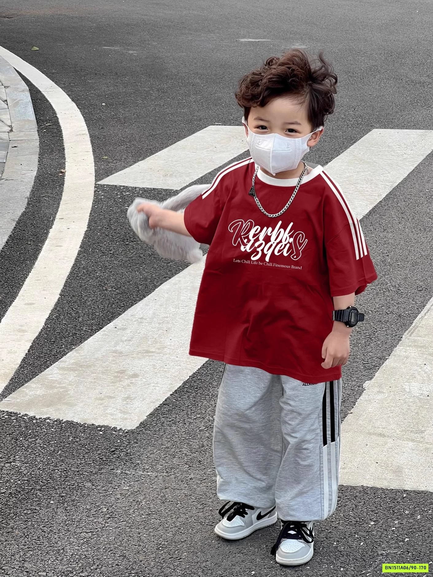 ÁO THUN ĐỎ IN CHỮ SỌC VAI