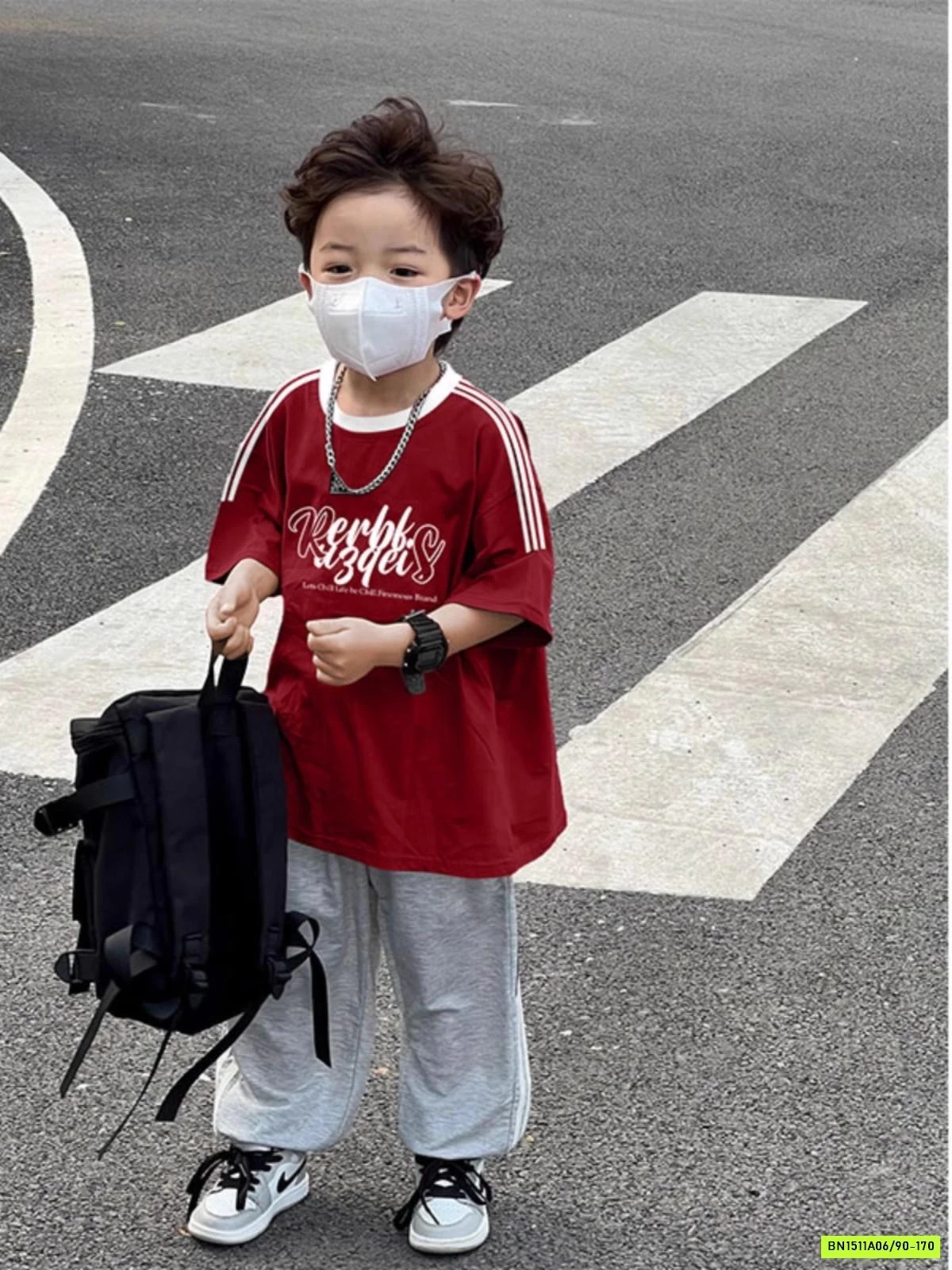 ÁO THUN ĐỎ IN CHỮ SỌC VAI