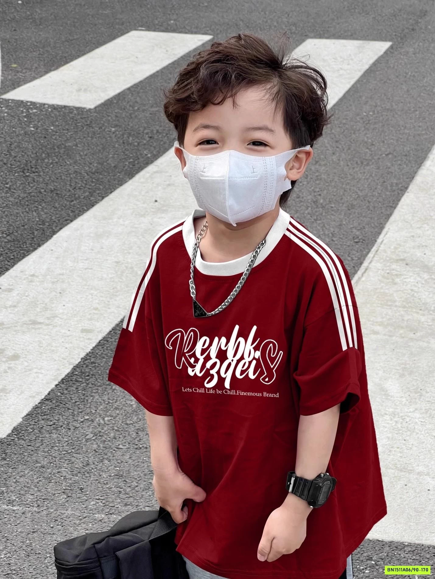 ÁO THUN ĐỎ IN CHỮ SỌC VAI