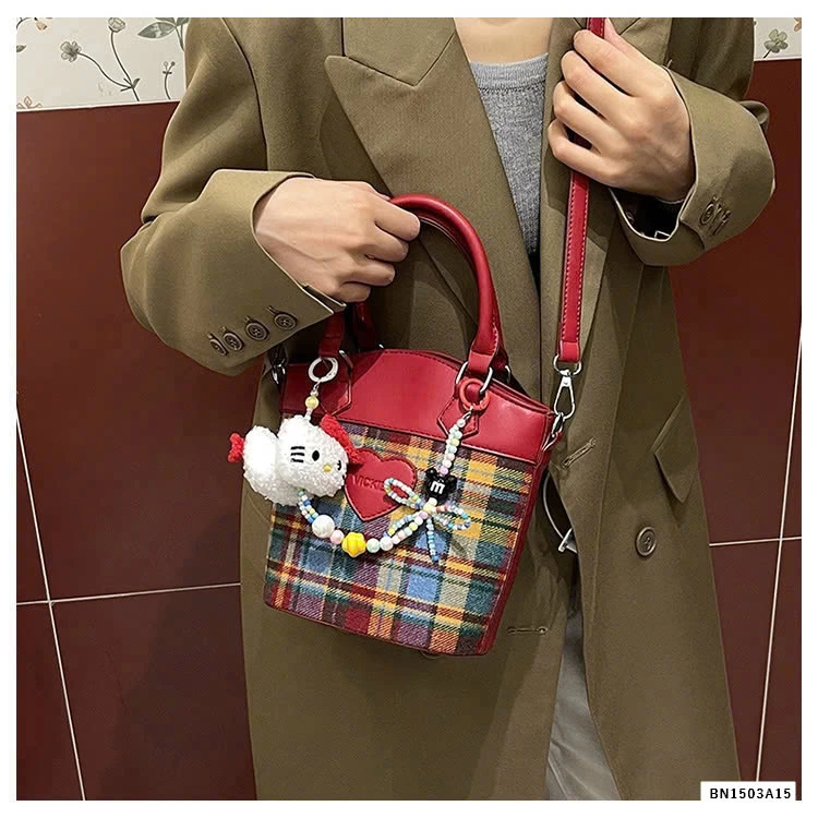 TÚI XÁCH NỮ KÈM MÓC KHÓA