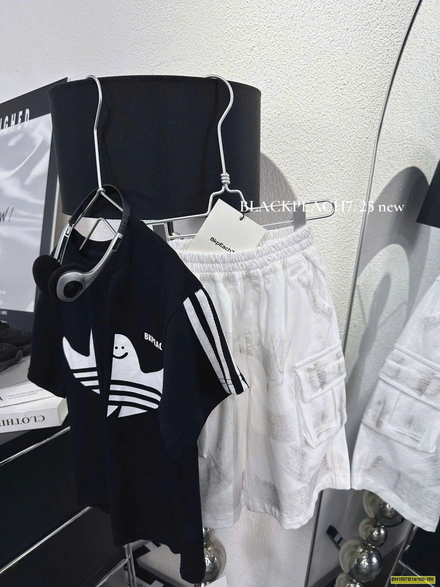 ÁO ĐEN GOSH SỌC VAI