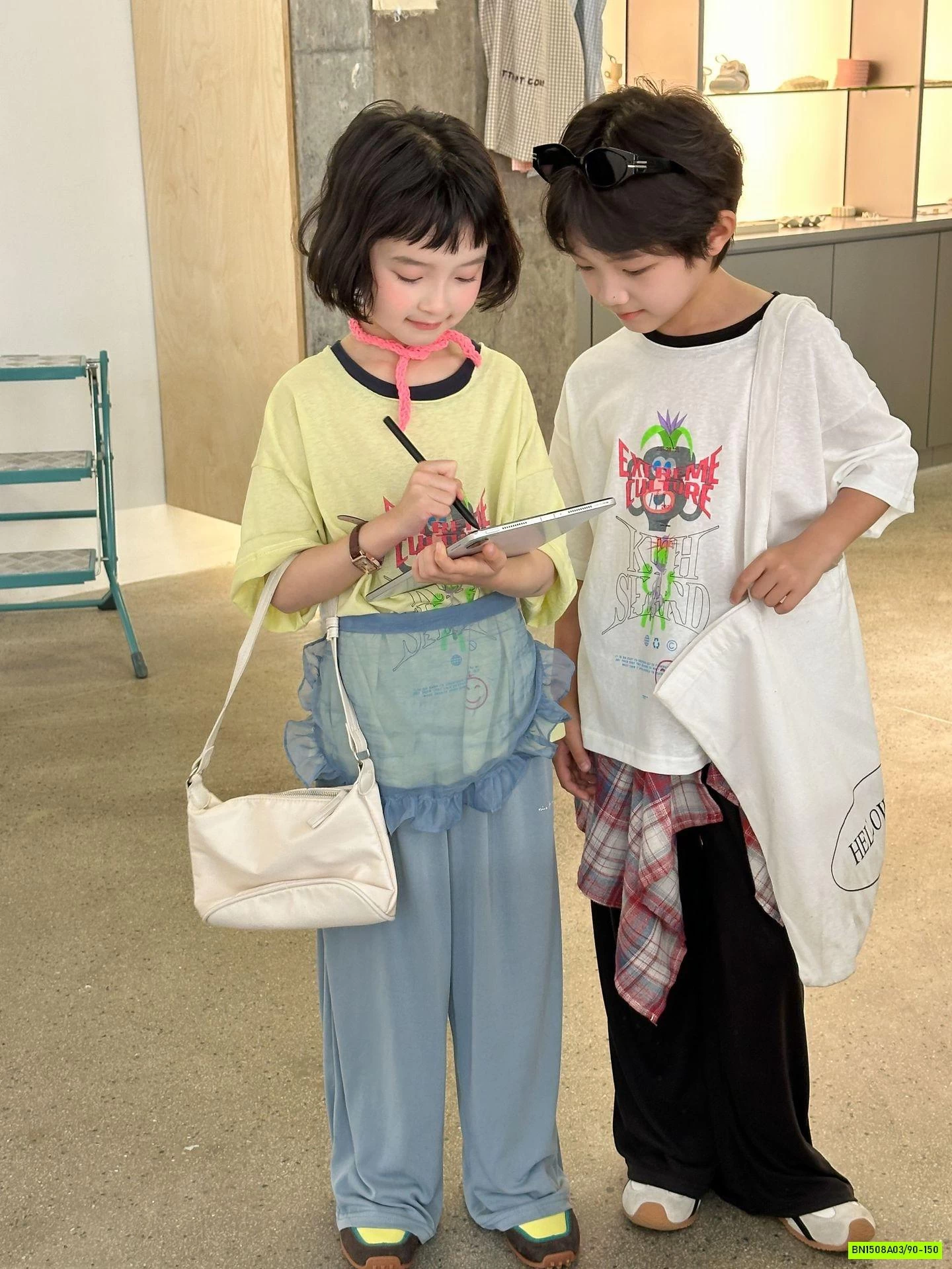 ÁO THUN IN HÌNH PHỐI VIỀN CỔ