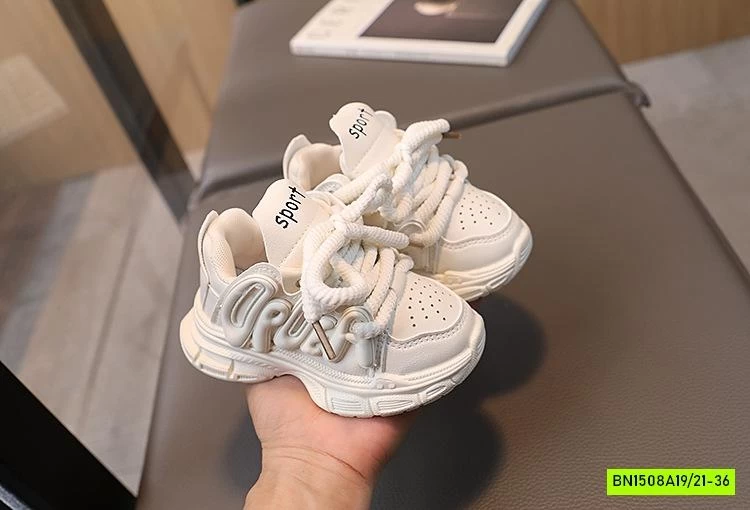 GIÀY THỂ THAO CHỮ NỔI