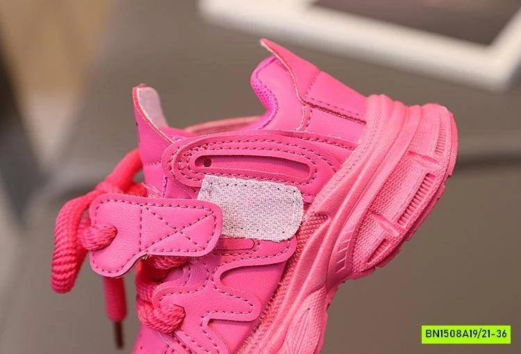 GIÀY THỂ THAO CHỮ NỔI