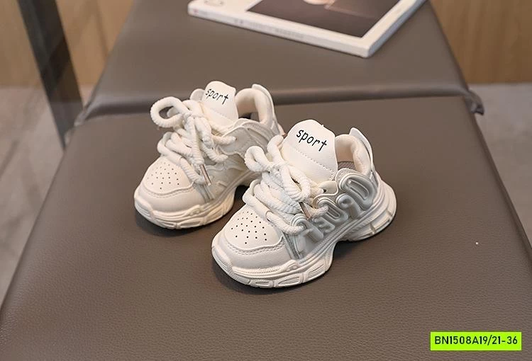 GIÀY THỂ THAO CHỮ NỔI