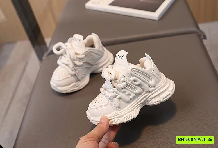 GIÀY THỂ THAO CHỮ NỔI