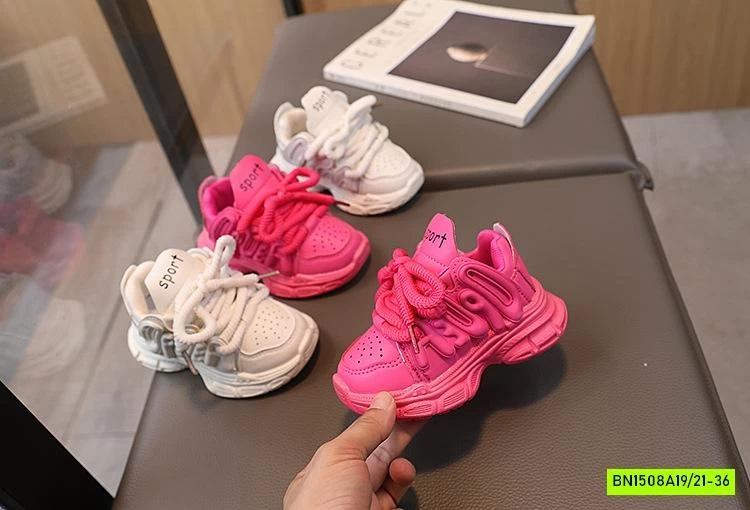 GIÀY THỂ THAO CHỮ NỔI