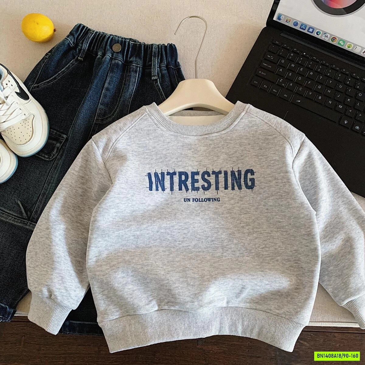 ÁO NỈ CỔ TRÒN IN HÌNH LƯNG MUYEKIDS