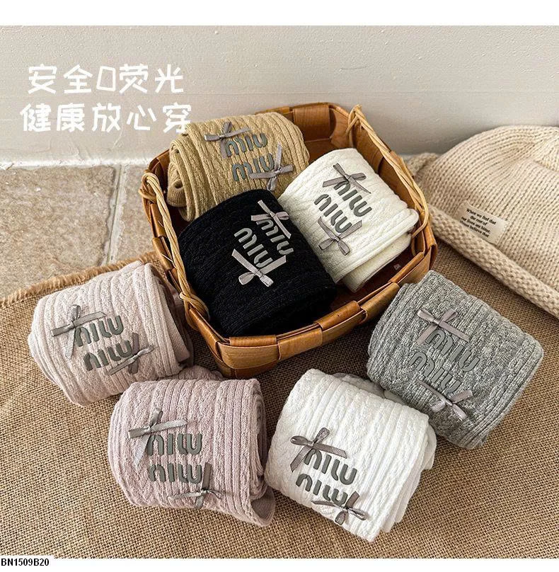 QUẦN TẤT MIU MIU GẮN NƠ