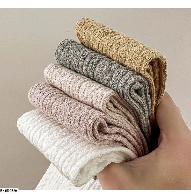 QUẦN TẤT MIU MIU GẮN NƠ