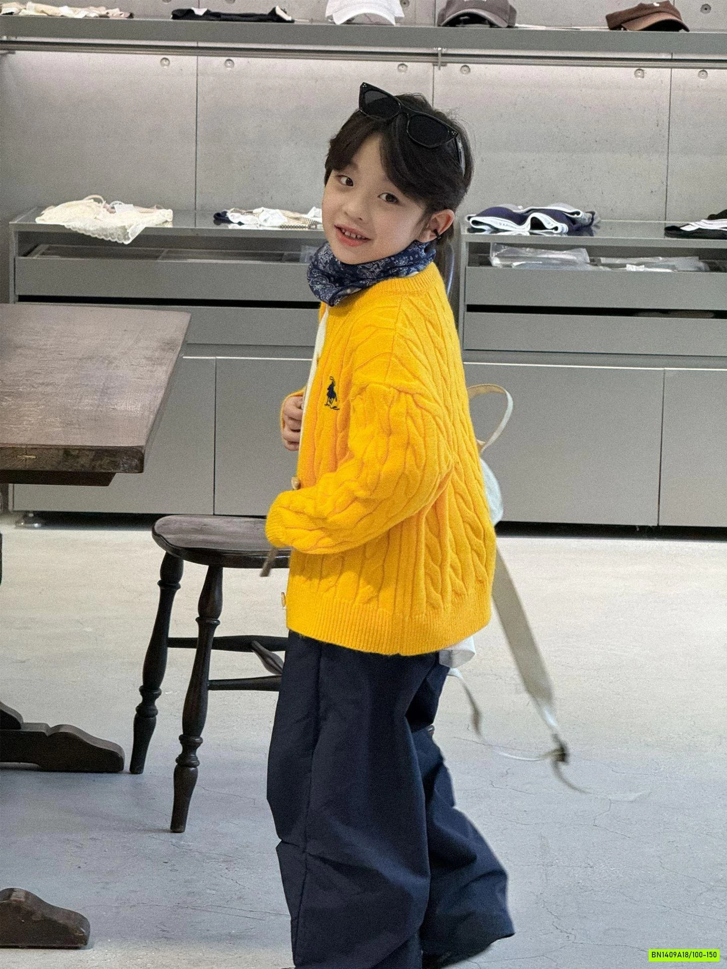 KHOÁC LEN VẶN THỪNG LOGO NGỰC