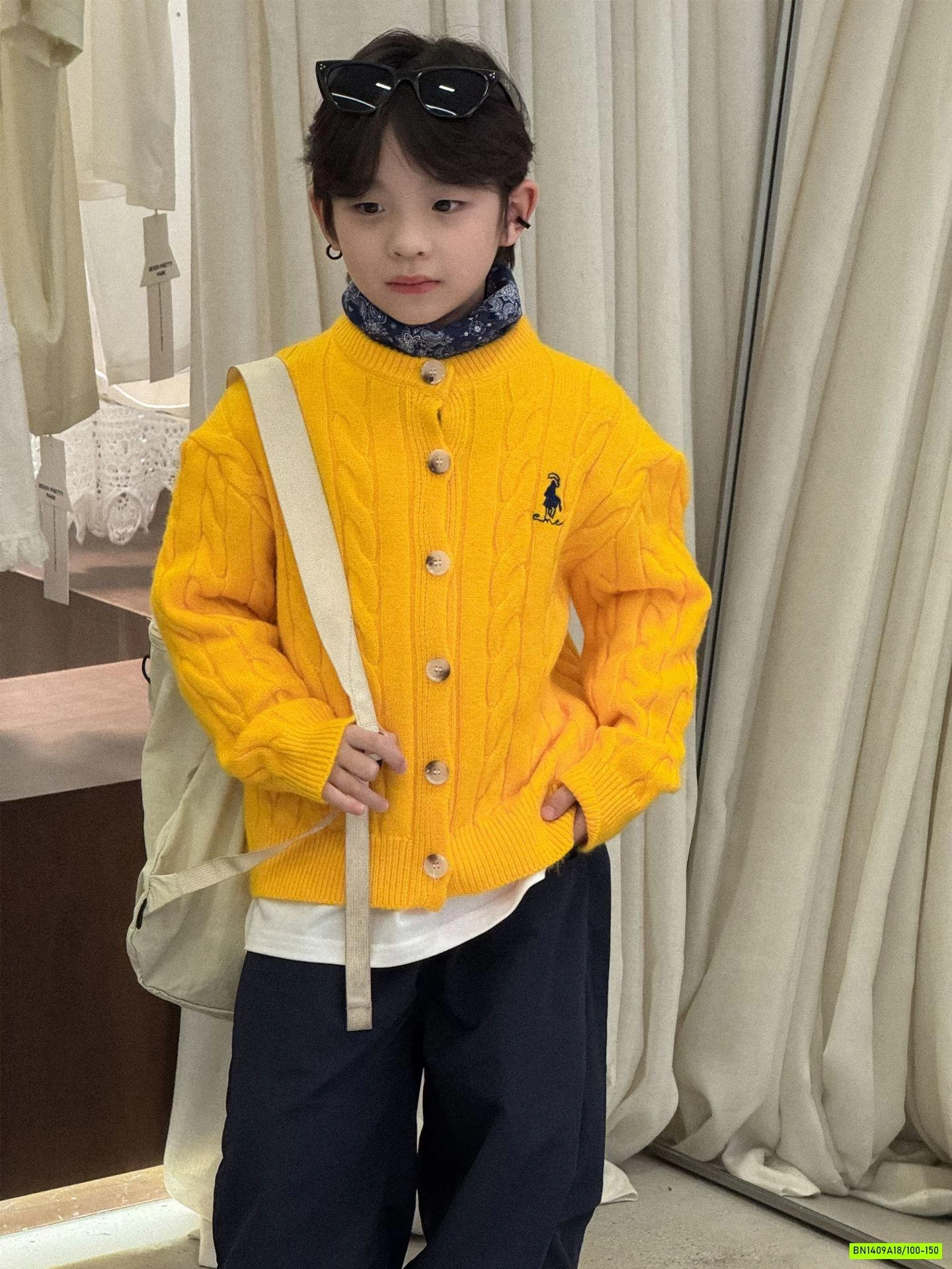 KHOÁC LEN VẶN THỪNG LOGO NGỰC