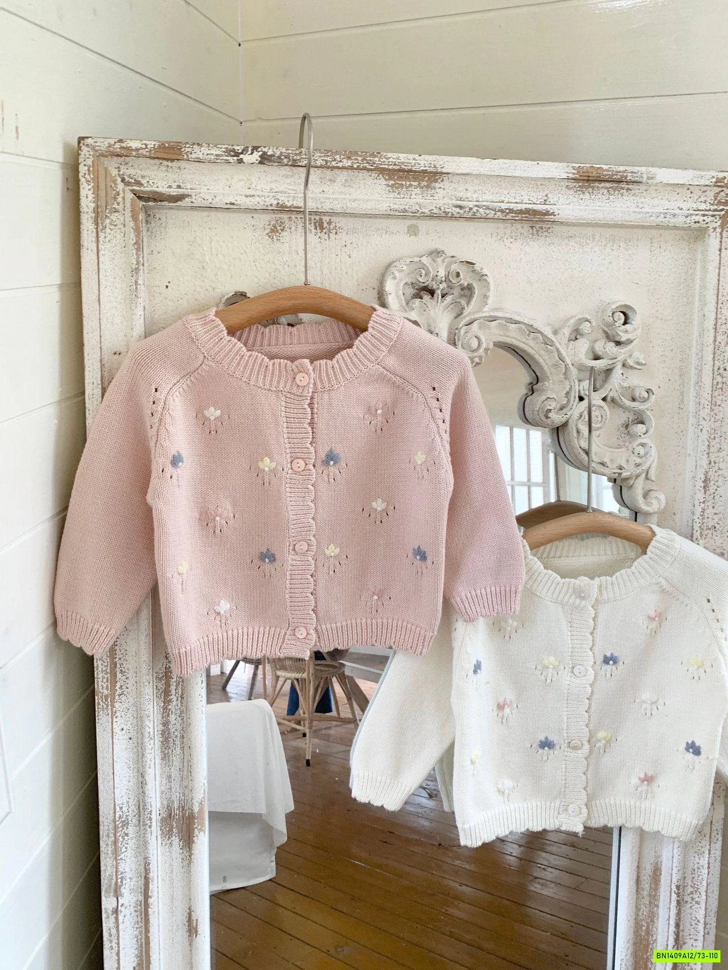 KHOÁC LEN THÊU HOA NHÍ CUTEMILY