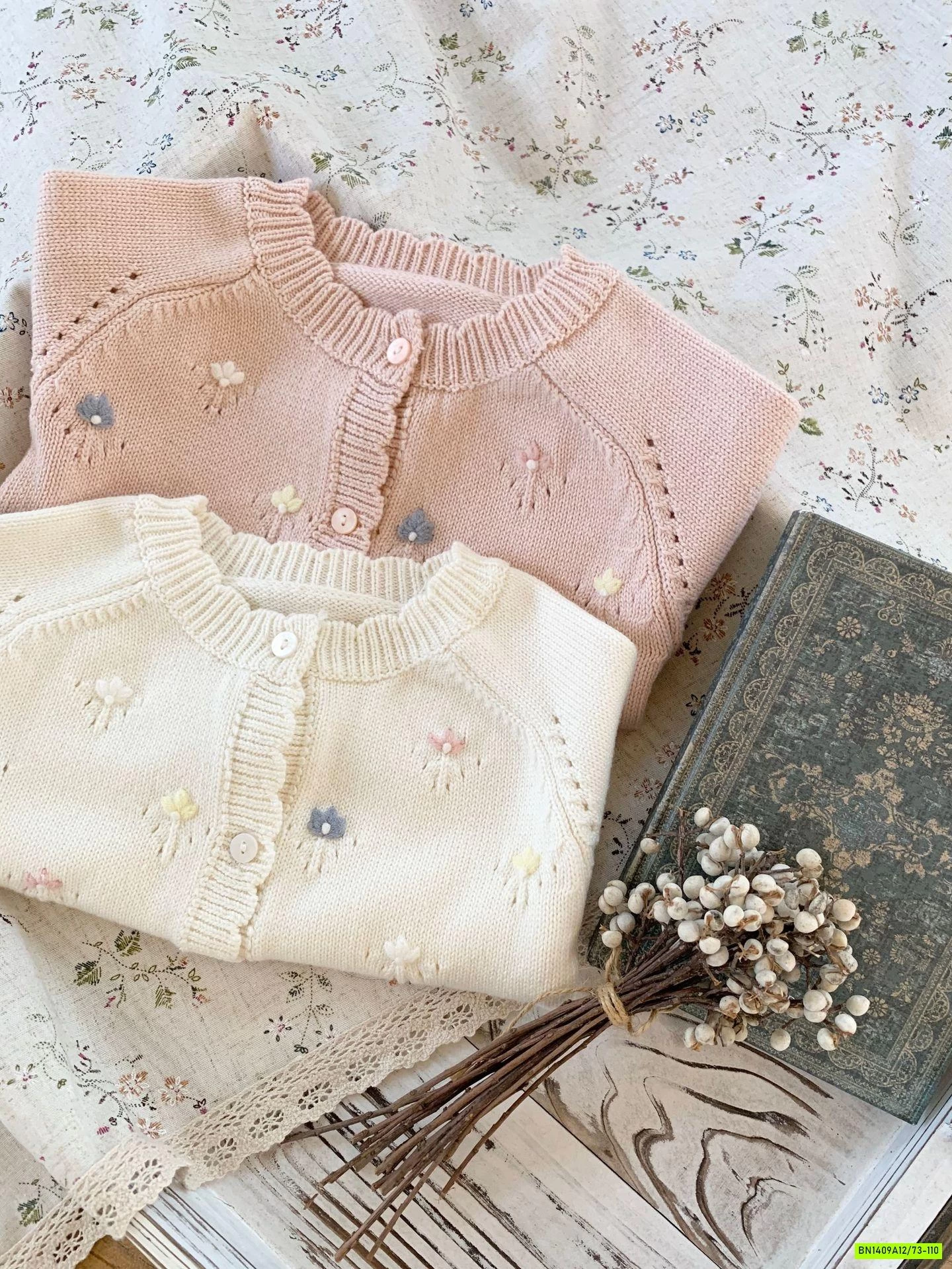 KHOÁC LEN THÊU HOA NHÍ CUTEMILY